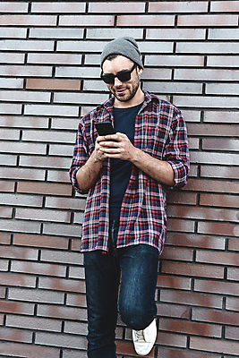 포토 JPG 해외이미지 백인 라이프스타일 응시 남자 행복 얼굴 벽 백그라운드 셔츠 비즈니스 텍스트 통신 모바일 벽돌 세포 한명 서기 사람 성인 야외 스마트폰 핸드폰 기댐 회색 흰색 도시 비즈니스맨 정상 전화기 스마트 T 답변 문자메시지 인기 해외포토 서양인 1 알파벳 시선 감정 컬러 컨셉 상의 모션 생활 신체부위 전자제품 스마트기기 직장인 메시지 파일형식 이미지허브