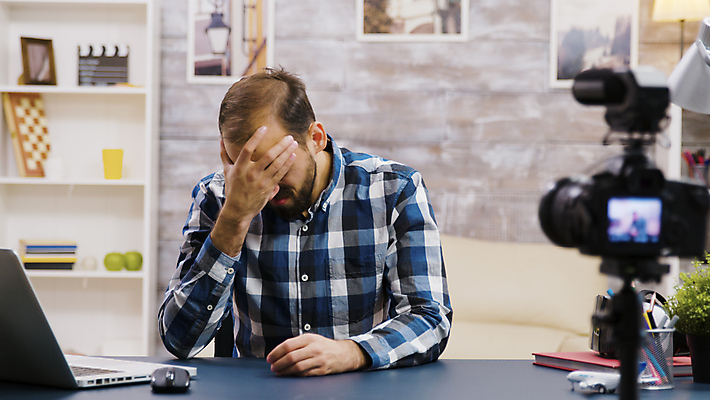 포토 JPG 해외이미지 남자 액자 책장 한명 상반신 성인 앞모습 노트북 카메라 촬영 기댐 눈가림 마우스 좌절 책상 방송 촬영실 성인남자한명만 유튜버 해외포토 1 감정 뷰포인트 가구 컨셉 모션 사람 전자제품 컴퓨터용품 공간 가림 남자한명만 성인남자만 파일형식 크리에이터 이미지허브
