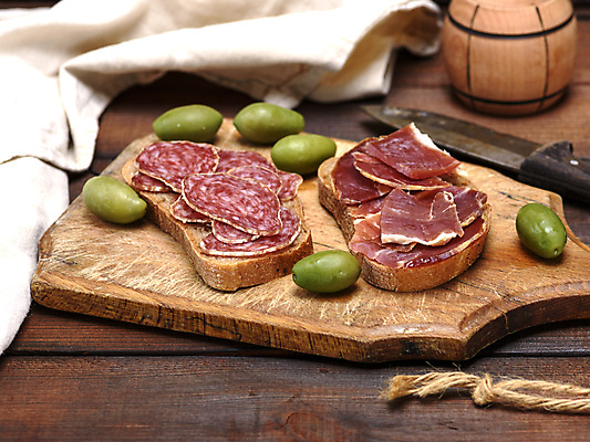 포토 JPG 해외이미지 빵 실내 샌드위치 사람없음 소고기 올리브 슬라이스 식칼 나무도마 나무탁자 하몽 해외포토 열매 음식 탁자 주방용품 도마 육류 내부 목재 햄 파일형식 이미지허브