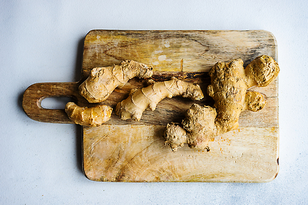 포토 JPG 해외이미지 실내 사람없음 하이앵글 여러개 흰배경 생강 나무도마 해외포토 뷰포인트 다수 백그라운드 채소 도마 내부 목재 흰색 파일형식 이미지허브