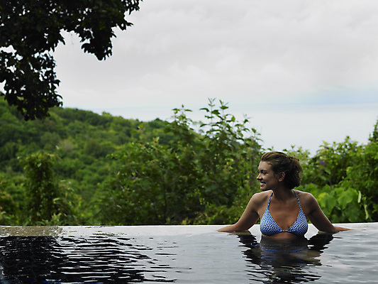 포토 JPG 해외이미지 주간 백인 응시 여자 휴식 야외수영장 한명 미소 상반신 성인 야외 앞모습 아웃포커스 여름휴가 바캉스 비키니 시원함 성인여자한명만 해외포토 자연요소 서양인 1 시선 수영복 뷰포인트 컨셉 휴가 수영장 촬영기법 표정 사람 여자한명만 성인여자만 파일형식 여름_계절 이미지허브