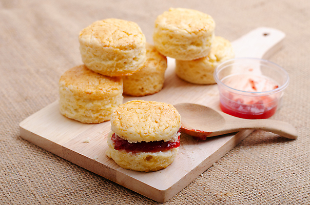 포토 JPG 해외이미지 실내 사람없음 쌓기 나무숟가락 딸기잼 나무도마 스콘 해외포토 빵 모션 도마 내부 목재 숟가락 잼 파일형식 이미지허브