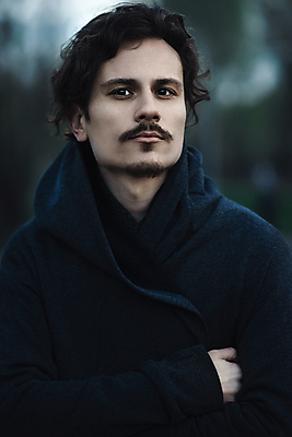 포토 JPG 해외이미지 백인 모델 1 학생 라이프스타일 헤어스타일 남자 행복 감정 얼굴 중년 백그라운드 응원 남편 한명 미소 사람 소년 성인 10대 가로 갈색 유행 평화 카메라 검은색 기쁨 회색 흰색 자신감 싱글 긍정 갸우뚱 고립 배려 진실 스타일 해외포토 서양인 어린이 컬러 컨셉 모션 청소년 표정 생활 신체부위 전자제품 파일형식 이미지허브