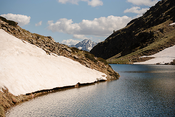 포토 JPG 해외이미지 계절 호수 여행 백그라운드 자연 하늘 산 풍경 사람없음 야외 초록색 물 여름 파란색 햇빛 반사 평화 환경 계곡 일몰 하이킹 프랑스 연못 액체 저녁 숲 그늘 부식 유기농 빙하 내추럴 생태학 안도라 해외포토 자연요소 웰빙 교육 유럽 컬러 컨셉 레저 태양 노을 야간 생태계 파일형식 이미지허브