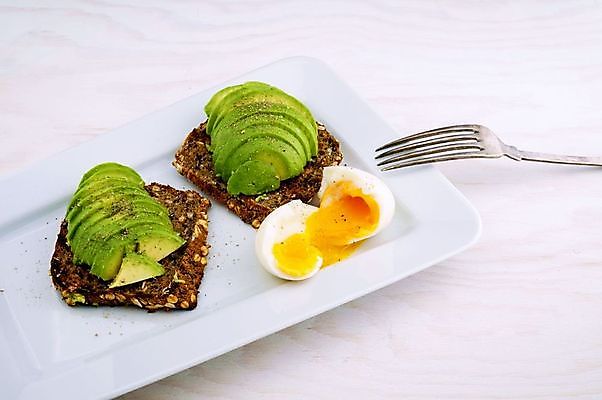 포토 JPG 해외이미지 접시 포크 실내 사람없음 아침식사 흰배경 슬라이스 토스트 삶은계란 아보카도 해외포토 식기 빵 백그라운드 과일 내부 계란 식사 흰색 계란요리 파일형식 이미지허브