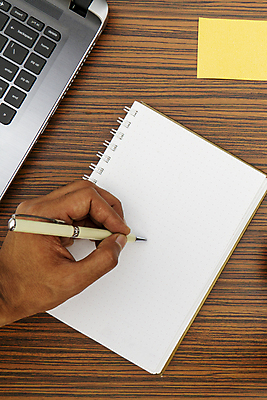 포토 JPG 해외이미지 손 교육 종이 백그라운드 컨셉 패턴 인터넷 비즈니스 탁자 모바일 직장 사람없음 목재 책 금융 노트북 스마트폰 핸드폰 컴퓨터 사무실 펜 갈색 노란색 우주 스크린 쪽지 공책 공백 계산기 흰색 키보드 업무 작업장 정상 책상 오브젝트 문제집 시트 패드 목업 카피스페이스 해외포토 나무 산업 컬러 가구 무늬 회사 재료 문구용품 신체부위 경제 전자제품 스마트기기 필기구 장비 작업 파일형식 이미지허브