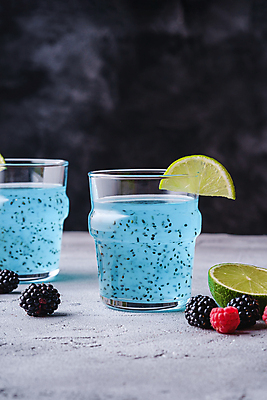 포토 JPG 해외이미지 조각 잔 사람없음 파란색 칵테일 레몬 슬라이스 산딸기 블랙베리 콘크리트 치아시드 해외포토 식기 컬러 과일 주류 씨앗 파일형식 이미지허브