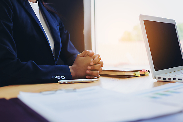 포토 JPG 해외이미지 손 남자 종이 백그라운드 컨셉 지폐 돈 비즈니스 성공 아이디어 협상 사람 사람없음 금융 사무실 판매 달러 거래 흰색 업무 비즈니스맨 계약 사인 무역 경영자 투자 결재 수익 낭비 월급 대출 고립 진짜 콜라보레이션 비용 해외포토 산업 컬러 신체부위 경제 작업 직장인 재산 리더 파일형식 이미지허브