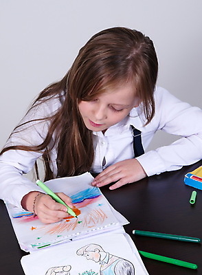 포토 JPG 해외이미지 백인 여자 어린이 실내 한명 들기 상반신 앞모습 펜 그리기 집중 소녀한명만 해외포토 서양인 1 뷰포인트 컨셉 모션 사람 내부 필기구 여자한명만 소녀만 파일형식 이미지허브