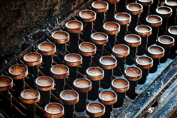 포토 JPG 해외이미지 알파벳 종이 백그라운드 열쇠 사람없음 사무실 금속 검은색 기계 장비 수확 골동품 키보드 메시지 기자 신문 닫기 인쇄 편지 작가 묘사 부식 복고 언론 타자기 타입 구식 옛날 해외포토 직업 영어 컬러 농업 비즈니스 모션 재질 간행물 뉴스 파일형식 이미지허브