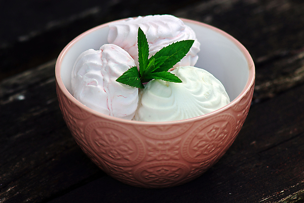 포토 JPG 해외이미지 전통 음식 분홍색 다이어트 과일 딸기 디저트 발렌타인데이 건강 사람없음 목재 장식 빛 갈색 노란색 쿠키 케이크 기쁨 빵집 수확 흰색 대접 신선 사발 달콤 맛 사과 설탕 민트 크림 부드러움 내추럴 프랑스어 마시멜로우 머랭 파스텔톤 핸드메이드 머랭쿠키 해외포토 나무 문자 감정 컬러 컨셉 농업 재료 데이이벤트 상점 감각 사기그릇 허브 파일형식 이미지허브