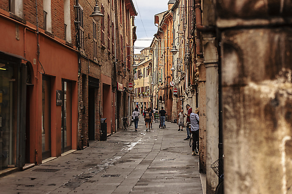 포토 JPG 해외이미지 주간 전신 여자 남자 유럽풍경 유럽건축 여러명 성인 야외 건물 뒷모습 걷기 이탈리아 골목길 성인만 해외포토 자연요소 건축물 유럽 길 뷰포인트 다수 서양건축 모션 사람 풍경 파일형식 이미지허브