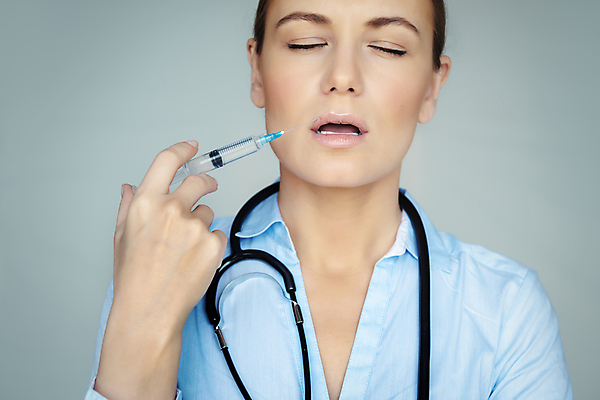 포토 JPG 해외이미지 여자 얼굴 건강 병원 주사기 한명 사람 치료 약 유행 의사 주름 매끈함 미용사 입술 스킨케어 주사약 외과 테라피 순서 고립 돌봄 조작 해외포토 직업 1 의학 의료기기 모션 신체부위 뷰티 의료진 감각 파일형식 이미지허브