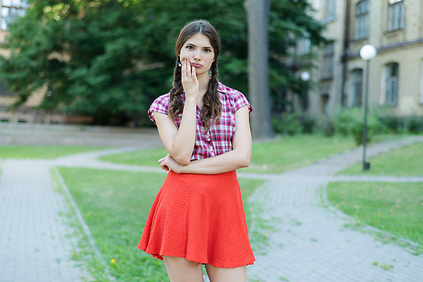 포토 JPG 해외이미지 백인 모델 1 학생 라이프스타일 응시 여자 행복 감정 얼굴 컨셉 생각 아이디어 갈색머리 한명 미소 사람 성인 10대 청춘 유행 흰색 표현 자신감 선택 질문 문제 해결 의심 내추럴 배려 혼란 스타일 해외포토 서양인 헤어스타일 시선 컬러 청소년 표정 생활 신체부위 파일형식 이미지허브