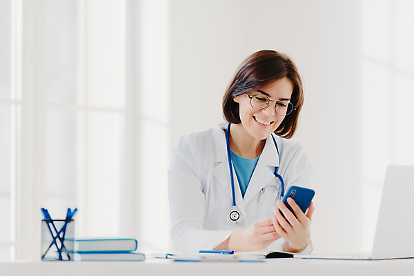 포토 JPG 해외이미지 백인 직업 여자 안경 통신 청진기 모바일 갈색머리 실내 건강 병원 한명 사람 앉기 노트북 스마트폰 핸드폰 사무실 약 방 시험 터치 의사 잡기 가운 작업 도움 질병 캐비닛 무선전화기 책상 확인 긍정 방문 돌봄 채팅 해외포토 서양인 1 헤어스타일 잡화 옷 교육 가구 컨셉 비즈니스 의학 의료기기 모션 내부 전자제품 스마트기기 의료진 사물함 전화기 파일형식 이미지허브