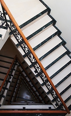 포토 JPG 해외이미지 모양 건축양식 난간 나선형 사람없음 내부 장식 컬러풀 계단 흰색 우아함 삼각형 묘사 내려보기 해외포토 도형 건축 컬러 컨셉 무늬 모션 파일형식 이미지허브