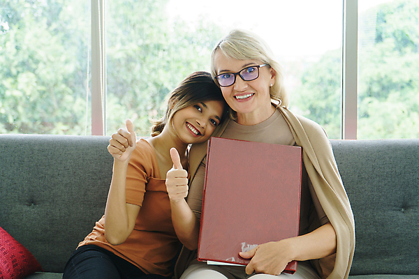 포토 JPG 해외이미지 백인 라이프스타일 여자 딸 행복 할머니 어린이 50대 가족 관계 포옹 엄마 휴식 손녀 주택 함께함 실내 사랑 사람 동양인 20대 성인 두명 혼합 피부 손주 세대 보험 돌봄 옛날 조부모 해외포토 서양인 노년 감정 중년 컨셉 안기 모션 인종 청년 내부 건물 생활 신체부위 파일형식 이미지허브
