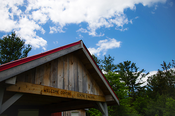 포토 JPG 해외이미지 나무 구름 영어 캐나다 자연 하늘 지붕 사람없음 야외 건물 목재 농촌 시골 사인 환영 목각 프랑스어 해외포토 자연요소 식물 문자 건축물 북아메리카 재료 생태계 파일형식 이미지허브