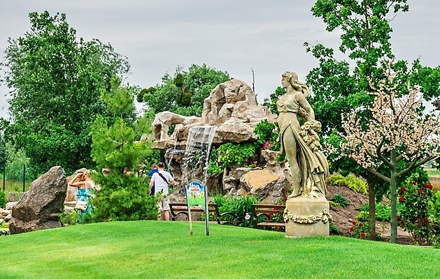 포토 JPG 해외이미지 나무 공원 꽃 유럽 길 조각 여행 자연 휴식 사람 사람없음 강 마을 식당 산책 폭포 동굴 놀이터 휴양지 화단 우크라이나 해외포토 식물 공공시설 나라 컨셉 놀이 상점 장소 생태계 파일형식 이미지허브