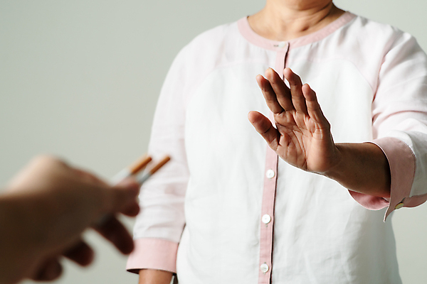포토 JPG 해외이미지 백인 손 여자 회색배경 담배 한명 사람 성인 앞모습 신체부위 건강관리 소프트포커스 거절 손내밀기 금연 금연선언 성인여자한명만 해외포토 서양인 1 캠페인 뷰포인트 백그라운드 컨셉 촬영기법 건강 관리 손짓 회색 사회이슈 여자한명만 성인여자만 파일형식 이미지허브