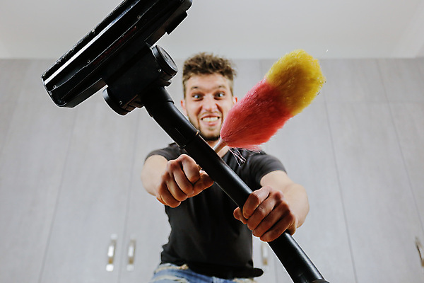 포토 JPG 해외이미지 직업 행복 가구 가사 거실 가정 남편 노동자 아파트 실내 한명 내부 일상 인테리어 기계 청결 방 붓 도움 수리 위생 청소 서비스 싱글 주부 먼지 리빙 청소부 위생관리 정리함 해외포토 1 디자인 감정 생활용품 컨셉 주택 관리 사람 라이프 파일형식 이미지허브