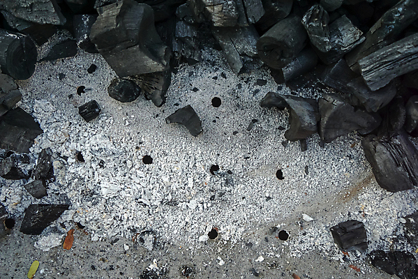 포토 JPG 해외이미지 디자인 벽 백그라운드 자연 벽지 표면 사람없음 목재 우주 환경 검은색 어둠 힘 회색 에너지 수확 골동품 흰색 뜨거움 구멍 거친 그릴 장작 모닥불 오브젝트 벽난로 질감 연료 숯 자원 흙더미 연소 그런지 석탄 옛날 재 화상 카피스페이스 해외포토 나무 컬러 농업 재료 주방용품 불 흙 공백 상처 생태계 파일형식 더미 이미지허브