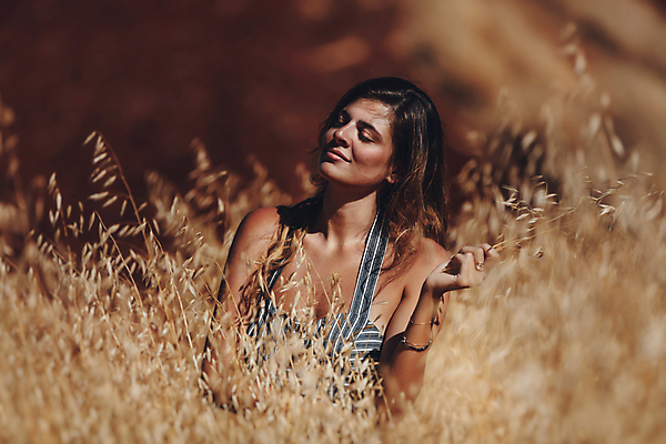 포토 JPG 해외이미지 백인 모델 계절 여자 행복 단풍 밭 농업 자연 휴가 휴식 한명 웃음 사람 성인 야외 여름 햇빛 노란색 유행 맑음 자유 수확 가을 시골 황금 시리얼 밀 호밀 해외포토 서양인 1 감정 산업 음식 컬러 컨셉 잎 날씨 곡류 표정 태양 생태계 파일형식 이미지허브