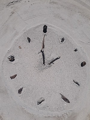 포토 JPG 해외이미지 아이콘 얼굴 모래 바다 시계 백그라운드 컨셉 밭 자연 유리 휴가 사람없음 야외 태양 캠핑 하이킹 사막 조약돌 흰색 시간 원형 심볼 손목시계 모래시계 타이머 분 생존 해외포토 자연요소 도형 컬러 농업 장신구 재질 레저 신체부위 돌_바위 생태계 파일형식 이미지허브