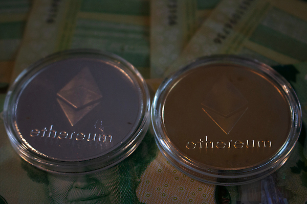 포토 JPG 해외이미지 백그라운드 컨셉 돈 비즈니스 사람없음 동전 흰색 황금 클래식 암호 구매 순환 상업 토막 고립 해외포토 컬러 모션 쇼핑 재산 파일형식 이미지허브