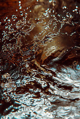 포토 JPG 해외이미지 모양 물결 파도 이동 모션 벽지 표면 추상 휴식 잉크 프레임 주류 건강 미술 사람없음 물 빛 반사 거품 젖음 흐름 추위 물방울 신선 투명 액체 떨어짐 매끈함 시원함 충돌 순수 속도 역동적 충격 격파 그만 순간 중력 더스트파티클 카피스페이스 미니멀 해외포토 자연요소 음료 바다 컨셉 무늬 문화예술 공백 감각 파일형식 이미지허브