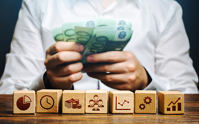 포토 JPG 해외이미지 손 남자 시계 와이셔츠 비즈니스 성공 그래프 한명 들기 상반신 성인 여러개 돈다발 수익 세기 성인남자한명만 나무블록 해외포토 1 다수 컨셉 셔츠 돈 모션 사람 목재 신체부위 경제 블록 남자한명만 성인남자만 파일형식 이미지허브