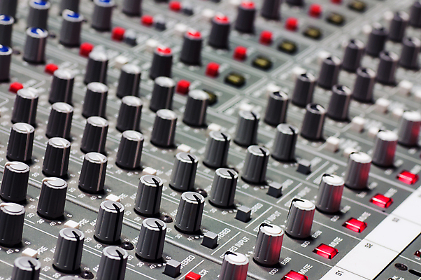 포토 JPG 해외이미지 손 음악 손가락 손잡이 사람없음 검은색 헤드폰 힘 소리 콘서트 공연 장비 판넬 엔지니어 닫기 볼륨 미끄러짐 통제 믹서 묘사 라디오 전자 오디오 시스템 설정 위로 관리자 섞기 제어 조율 채널 키패드 프로듀서 디테일 해외포토 직업 컬러 음향기기 모션 문화예술 이벤트 신체부위 전자제품 기술자 파일형식 이미지허브