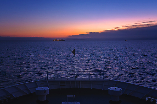포토 JPG 해외이미지 바다 섬 여행 교통시설 하늘 아침 휴가 항해 풍경 사람없음 파란색 일출 항구 황혼 일몰 새벽 보트 저녁 큼 자주색 그리스 함선 선원 승객 포트 대서양 그리스인 해외포토 주간 자연요소 서양인 유럽 컬러 교통 배_교통 노을 야간 크기 시설 파일형식 이미지허브