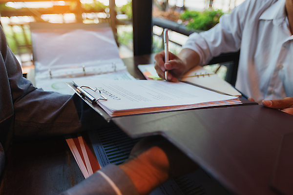 포토 JPG 해외이미지 직업 손 남자 종이 컨셉 회사 비즈니스 사업가 텍스트 성공 협력 직장 협상 사람 사람없음 금융 사무실 독서 펜 거래 흰색 업무 비즈니스맨 그룹 계약 사인 문서 결재 서명 경영 고용 마지막 콜라보레이션 해외포토 컬러 신체부위 경제 필기구 구직 작업 직장인 채용 파일형식 이미지허브