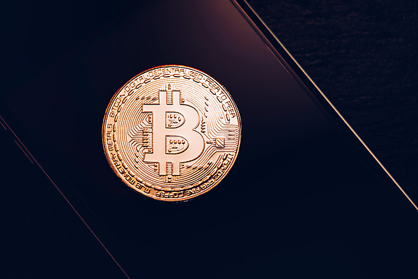 포토 JPG 해외이미지 이동 컨셉 돈 인터넷 비즈니스 모바일 사람없음 금융 스마트폰 핸드폰 디지털 스크린 동전 네트워크 시장 황금 암호 어플리케이션 구매 심볼 사인 무역 투자 상업 전자 온라인 토막 전자상거래 가상 가상화폐 해외포토 산업 경제 전자제품 스마트기기 쇼핑 재산 파일형식 이미지허브