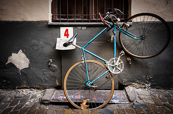 포토 JPG 해외이미지 전통 디자인 유럽 벽 스포츠 건축양식 교통시설 거리 사람없음 야외 파란색 금속 자전거 수확 골동품 바퀴 클래식 해충 승차 주차 부식 복고 순환 타운 부다페스트 옛날 페달 해외포토 건축 나라 컬러 교통 컨셉 농업 모션 재질 바이크 도시 벌레 시설 헝가리 파일형식 이미지허브