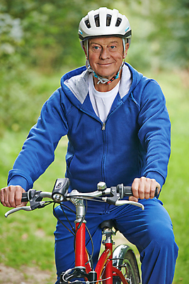 포토 JPG 해외이미지 백인 남자 건강 한명 사람 야외 세로 운동복 자전거 시골 60대 승차 헬멧 은퇴 순환 사이클링 카피스페이스 해외포토 서양인 1 옷 노년 모션 바이크 공백 보호장비 육상스포츠 파일형식 이미지허브