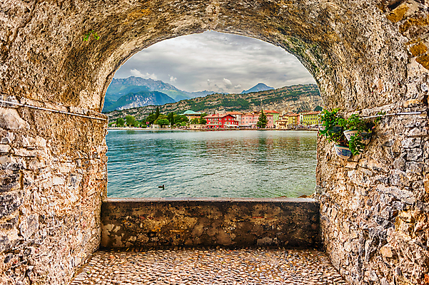 포토 JPG 해외이미지 유럽 호수 여행 휴가 휴식 산 주택 풍경 사람없음 야외 물 컬러풀 여행객 마을 이탈리아 산책로 발코니 거친 보행자 언덕 암초 타운 해외포토 자연요소 나라 길 컬러 컨셉 사람 건물 도시 파일형식 이미지허브