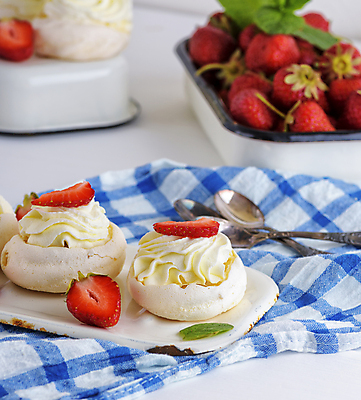 포토 JPG 해외이미지 딸기 디저트 실내 사람없음 케이크 머랭 파블로바 해외포토 음식 과일 내부 파일형식 이미지허브