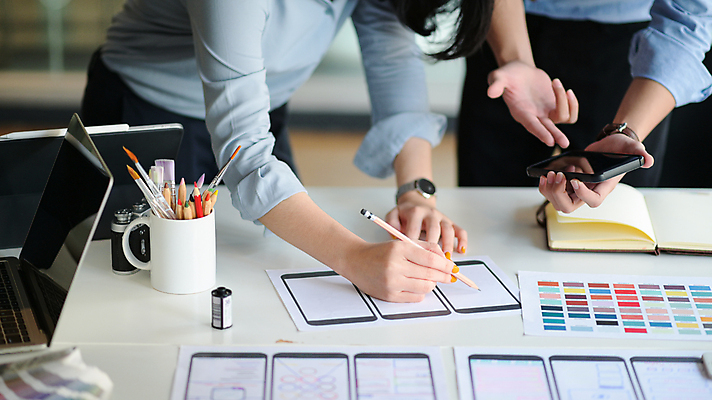 포토 JPG 해외이미지 직업 디자인 컨셉 인터넷 비즈니스 모바일 사람 사람없음 그래픽 노트북 스마트폰 핸드폰 사무실 디지털 스크린 웹 업무 체험 어플리케이션 계획 디자이너 스케치 책상 분석 레이아웃 해결 UI 개발 경영 반응 인터페이스 프로그래밍 프로젝트 와이어프레임 사용자 해외포토 가구 미술 전자제품 스마트기기 작업 파일형식 이미지허브