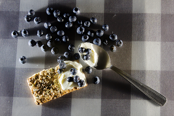포토 JPG 해외이미지 열매 음식 빵 조각 다이어트 과일 재료 탁자 아침 디저트 치즈 건강 씨앗 사람없음 숟가락 검은색 식사 어둠 가을 시골 신선 달콤 아침식사 낟알 티스푼 시리얼 밀 만취 크림 블루베리 브런치 토스트 점심식사 오트밀 크랜베리 핸드메이드 해외포토 주간 식물 계절 컬러 가구 유제품 곡류 수저 맛 술취함 파일형식 귀리 이미지허브