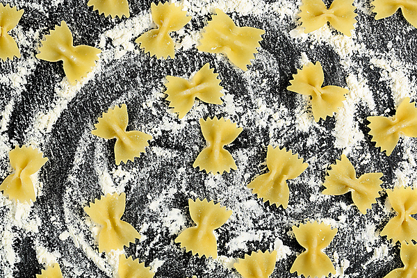 포토 JPG 해외이미지 모양 전통 접시 음식 나비 백그라운드 다이어트 재료 건조 파스타 요리 사람없음 노란색 식사 이탈리아 신선 맛 정상 먹기 날것 밀가루 생식 탄수화물 파르팔레 해외포토 식기 유럽 컬러 곤충 컨셉 모션 서양음식 건강 가루 파스타면 파일형식 이미지허브