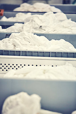 포토 JPG 해외이미지 직업 옷 산업 호텔 건조 사람 사람없음 빨간색 수건 쌓기 금속 기계 공구 직물 업무 빨래 철 오브젝트 서비스 시설 상업 롤 롤러 언론 시트 세탁소 옛날 철강 해외포토 컬러 가사 모션 재질 숙소 위생용품 도구 작업 파일형식 이미지허브