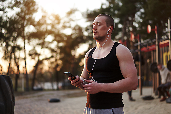 포토 JPG 해외이미지 백인 라이프스타일 남자 음악 스포츠 이어폰 십자가 통신 모바일 휴식 건강 한명 사람 성인 야외 스마트폰 핸드폰 운동복 조깅 운동 헤드폰 황혼 일몰 새벽 듣기 바퀴 스마트 연습 타이어 단절 달리기선수 운동가 해외포토 자연요소 서양인 1 옷 음향기기 컨셉 모션 문화예술 생활 전자제품 스마트기기 노을 육상선수 파일형식 이미지허브