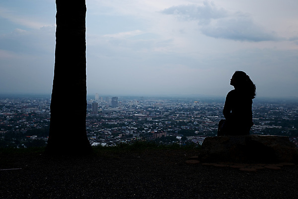 포토 JPG 해외이미지 1 라이프스타일 응시 여자 생각 한명 동양인 성인 슬픔 표현 드라마 문제 혼자 해외포토 시선 감정 사람 인종 생활 파일형식 이미지허브