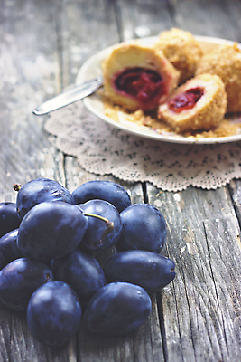 포토 JPG 해외이미지 전통 접시 유럽 음식 백그라운드 다이어트 과일 탁자 디저트 감자 건강 요리 사람없음 목재 세로 파란색 보라색 식사 신선 달콤 맛 설탕 준비 유기농 날것 반죽 서빙 체코 자두 폭식 삶기 숙성 시나몬 페스츄리 핸드메이드 해외포토 나무 식기 웰빙 나라 빵 컬러 가구 컨셉 채소 재료 파일형식 이미지허브