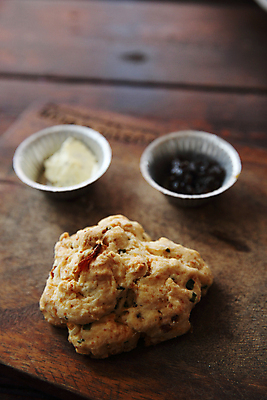 포토 JPG 해외이미지 도마 도마_주방용품 근접촬영 사람없음 스콘 해외포토 빵 뷰포인트 주방용품 파일형식 이미지허브