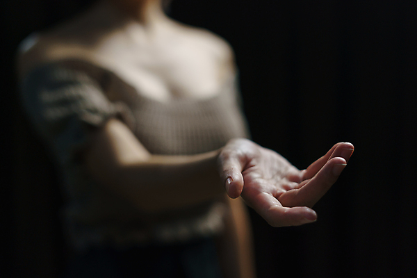 포토 JPG 해외이미지 직업 손 여자 백그라운드 컨셉 비즈니스 통신 손가락 성공 손바닥 사람 정장 손짓 성인 사람없음 스마트폰 손잡기 검은색 어둠 공백 터치 흰색 잡기 업무 오픈 심볼 사인 주기 쇼 팔 보여주기 고립 돌봄 제어 지원 헬프 제의 필요 해외포토 옷 컬러 모션 신체부위 핸드폰 스마트기기 작업 도움 파일형식 이미지허브