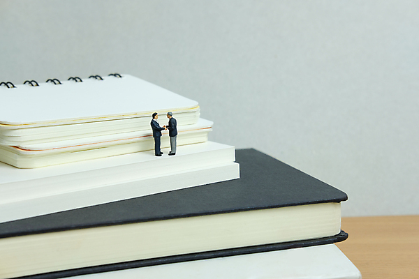 포토 JPG 해외이미지 모델 손 남자 여행 백그라운드 컨셉 돈 비즈니스 사업가 성공 그래프 악수 사람 정장 사람없음 금융 경제 사무실 장난감 숫자 미니어처 거래 성장 업무 비즈니스맨 그룹 계획 작음 심볼 사인 투자 보험 떨림 경영 미니 투자자 프로젝트 해외포토 직업 문자 옷 모션 손짓 신체부위 모형 작업 직장인 재산 크기 파일형식 이미지허브