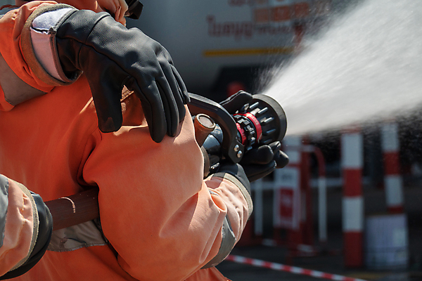 포토 JPG 해외이미지 주간 손 한명 들기 상반신 성인 야외 뒷모습 아웃포커스 신체부위 소방관 소방 화재진압 성인한명만 어깨에손 물대포 해외포토 자연요소 1 뷰포인트 모션 촬영기법 사람 구조원 화재 진압 성인만 파일형식 이미지허브